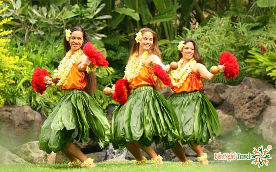 Thieu-nu-tren-dao-hawaii