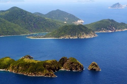 Đảo Hòn Mun như một bức tranh với màu xanh của trời vả biển