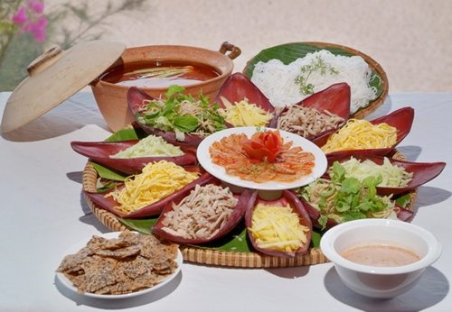 Lẩu thả vốn là món ăn quen thuộc của người dân Phan Thiết, tuy đơn giản nhưng đòi hỏi sự tỉ mỉ từ khâu chế biến đến trình bày.
