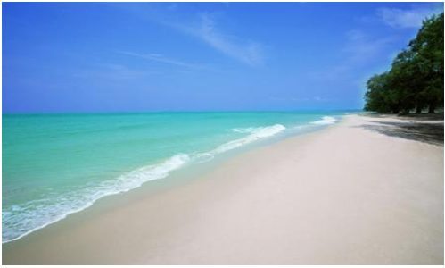 Bãi dài: Biển xanh ngắt ôm lấy bờ cát dài