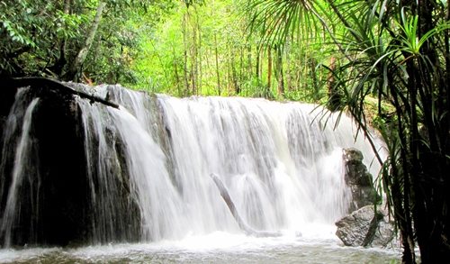 trèo lên thượng nguồn sẽ thấy bao quát toàn cảnh con suối xinh đẹp