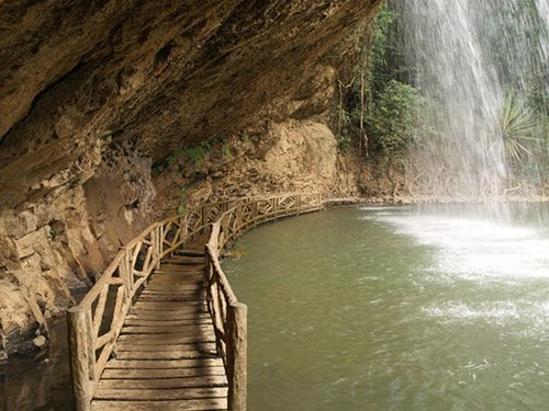 Những bậc thang bên trong thác