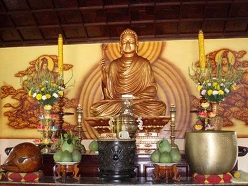 Tượng Phật uy nghiêm