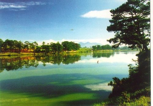 Hồ Xuân Hương đẹp như trong 1 bức tranh thủy mặc