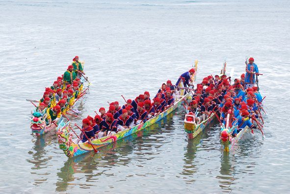 đua thuyền, một hoạt động thu hút du khách khi du lịch Phan Thiết