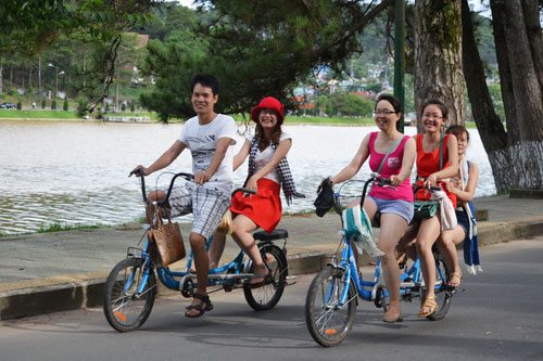 Đi xe đạp đôi dạo hồ Xuân Hương là hoạt động được nhiều bạn yêu thích khi du lịch Đà Lạt tự túc